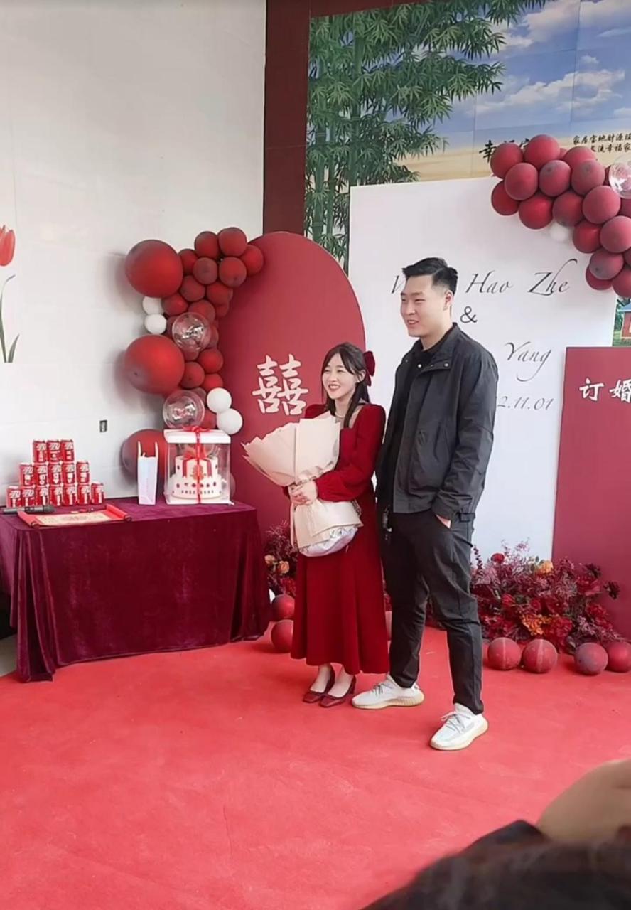 我们农村订婚现场,最萌身高差,男朋友长的还可以哦!