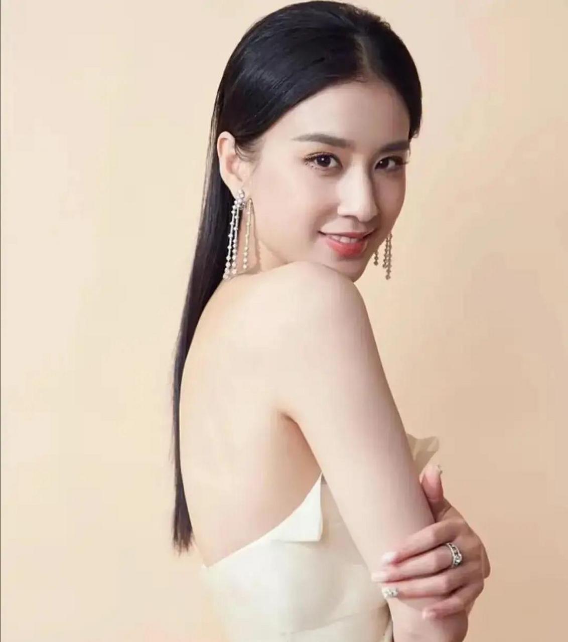 黄圣依最新一期美照!奶白色无袖连衣裙娴熟妈妈级少女感!
