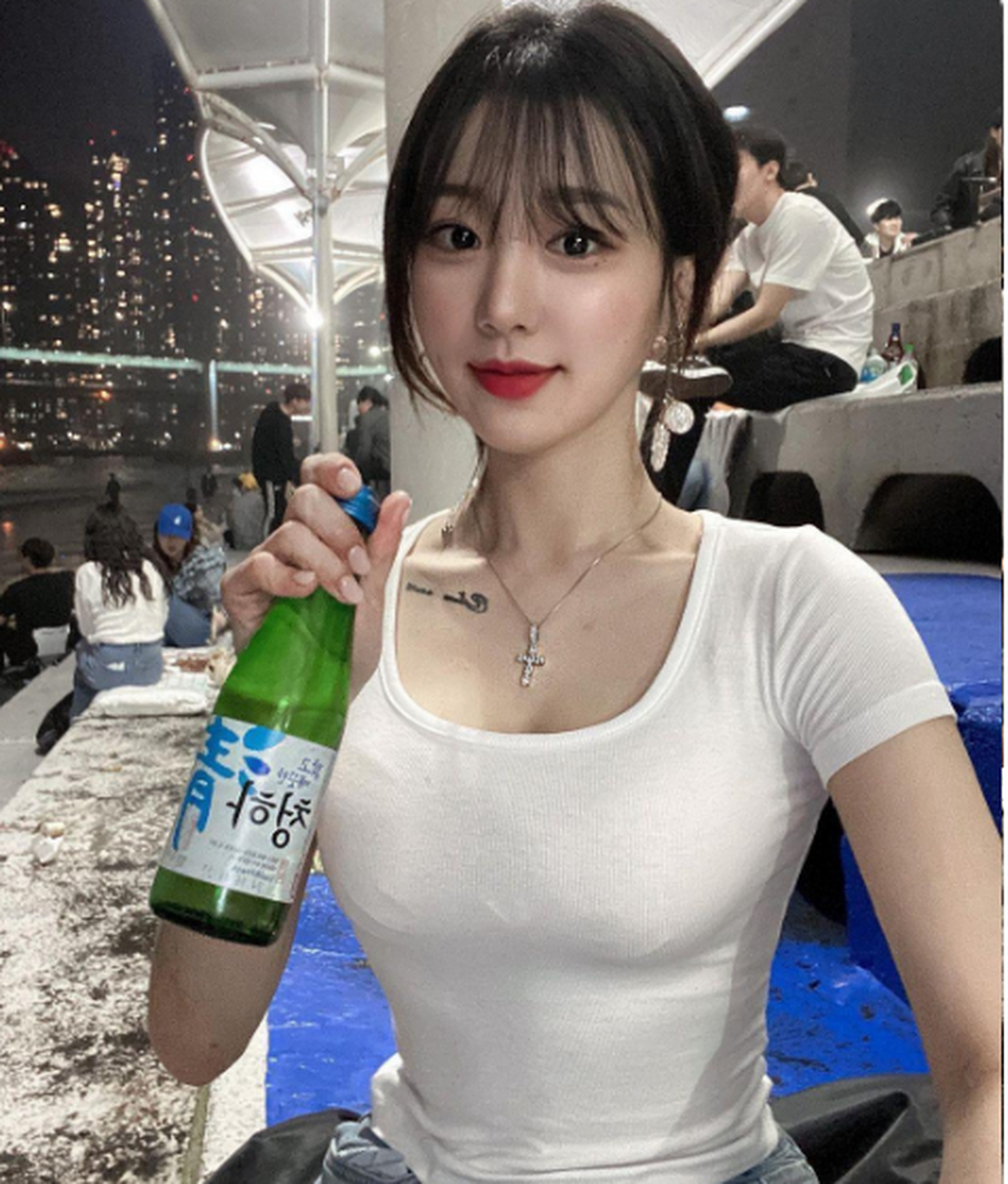 见过美女喝酒吹瓶吗?