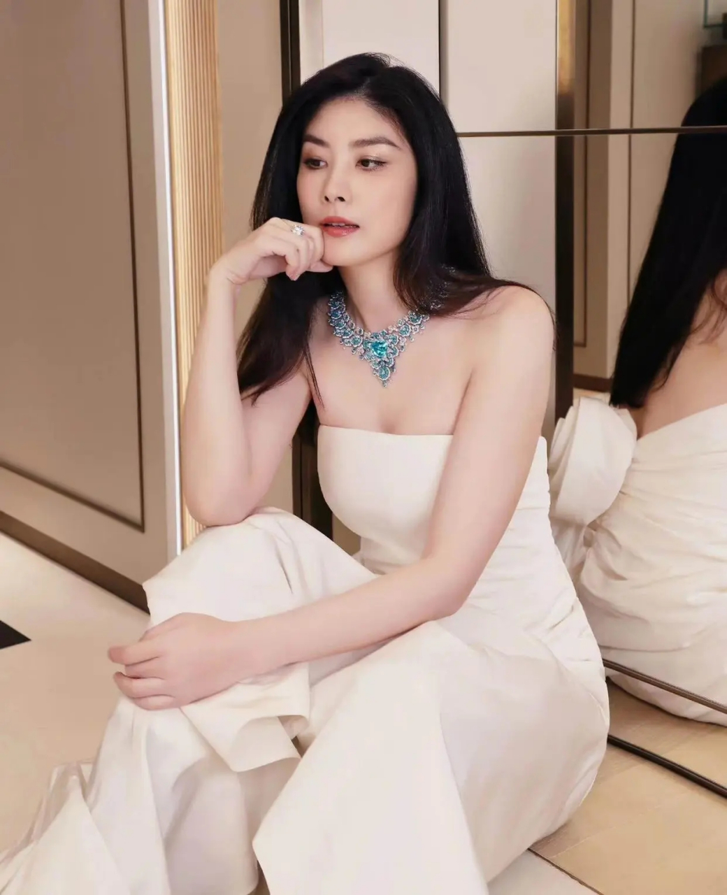 陈慧琳厉害了,穿衣朴素也很显高级,美得让人猜不出真实年纪.她的身材