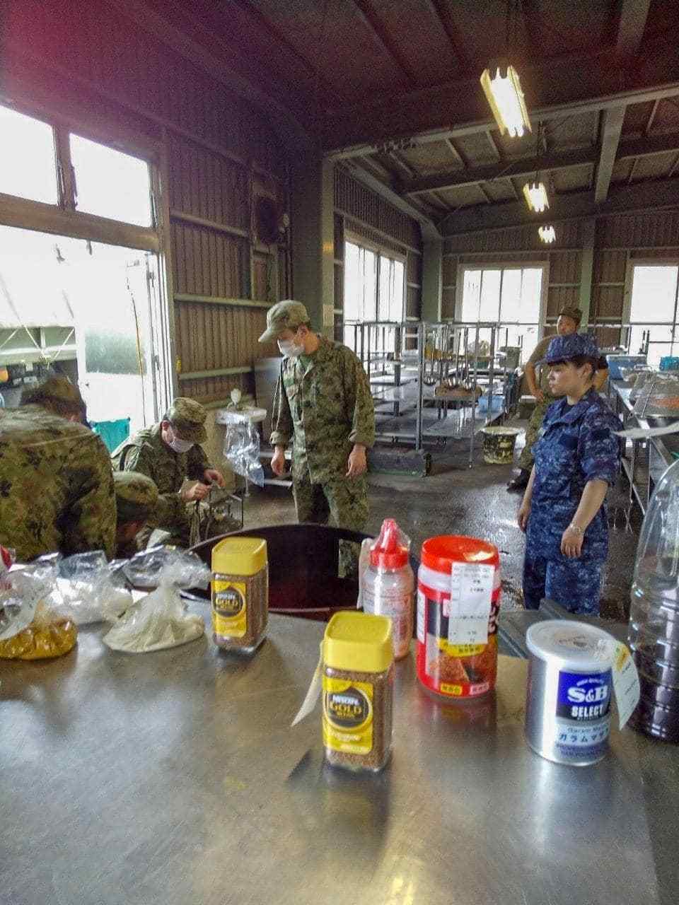 日本海上自卫队的宫内三等海曹向陆自-海老野驻屯地(えびの驻屯地)的