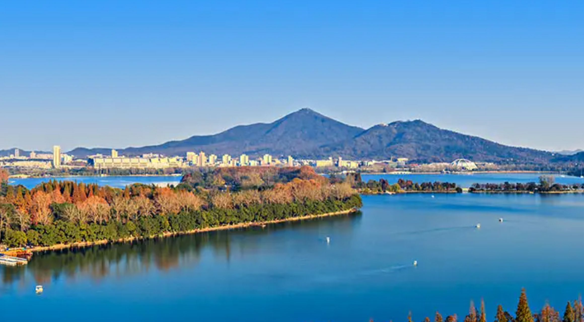 南京玄武湖东枕紫金山,西靠明城墙,是中国较大的皇家园林湖泊,也是