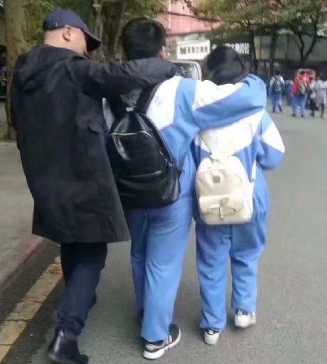 校园内,男女学生勾肩搭背!