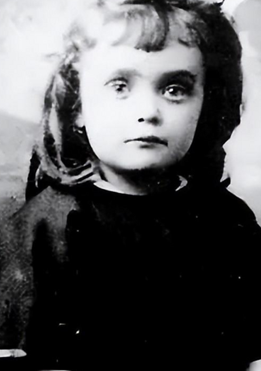 她叫伊迪丝·琵雅芙,是法国的一位女歌手.