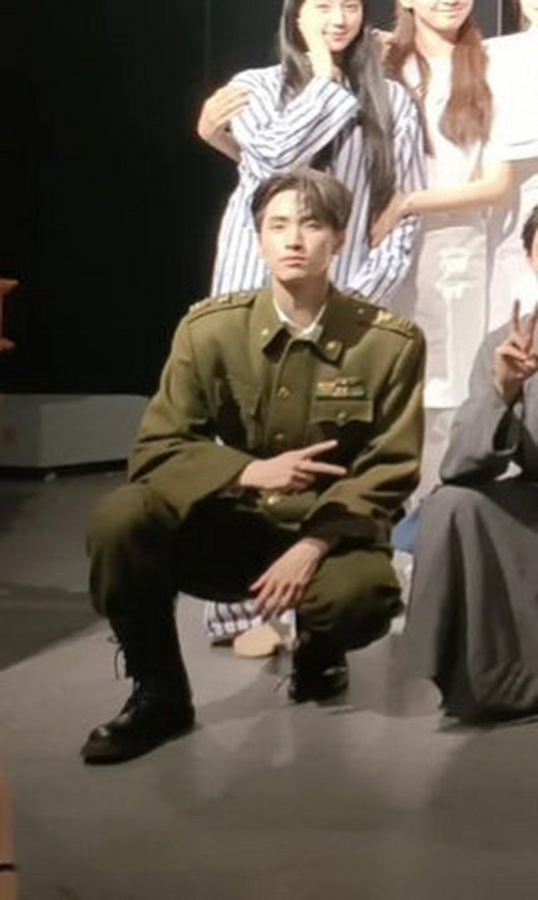 严浩翔昨晚北电汇报表演穿军装造型好帅啊!