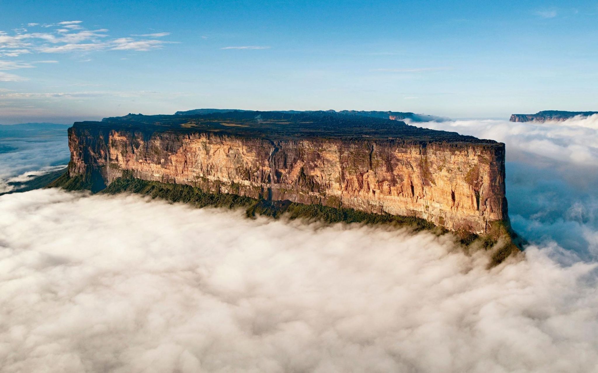 罗赖马山,位于巴西和委内瑞拉,是巴西和圭亚那接壤的三角地带.