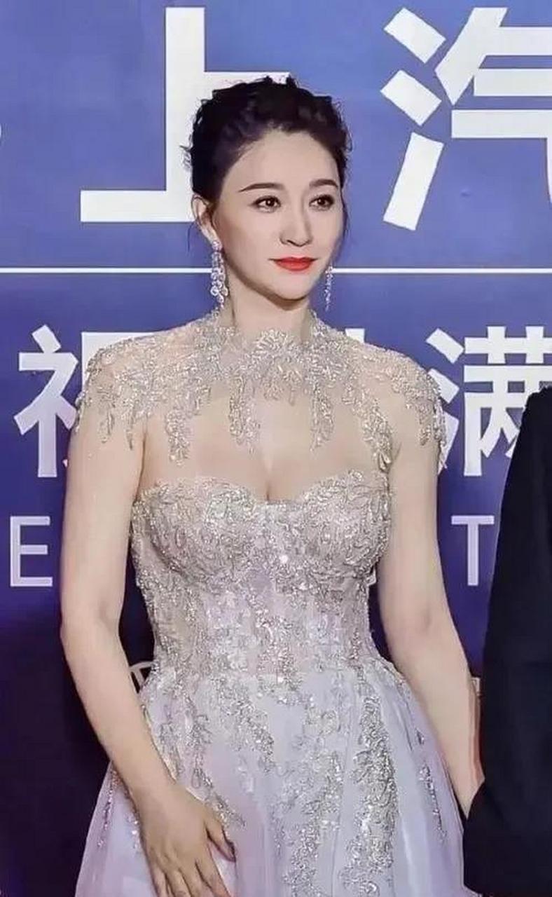 最近,有关演员李小冉的身材话题引发了网友们的热议.