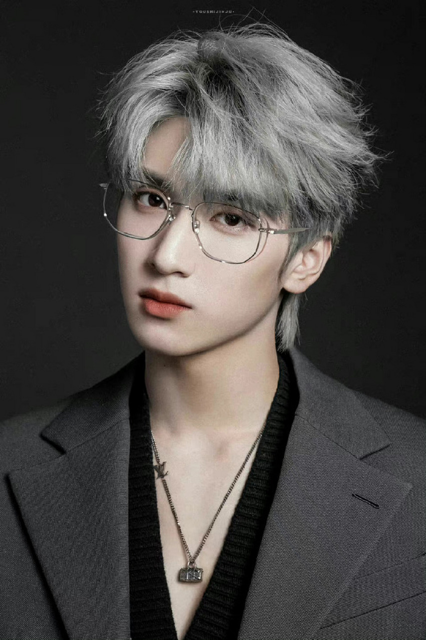 严浩翔和银色发色的适配度直接拉满了他好适合这个颜色,这个颜色让他