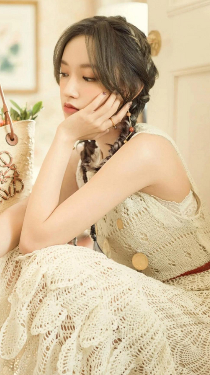程潇这几张照片太唯美了,蕾丝镂空长裙搭配两个麻花辫,既性感又可爱