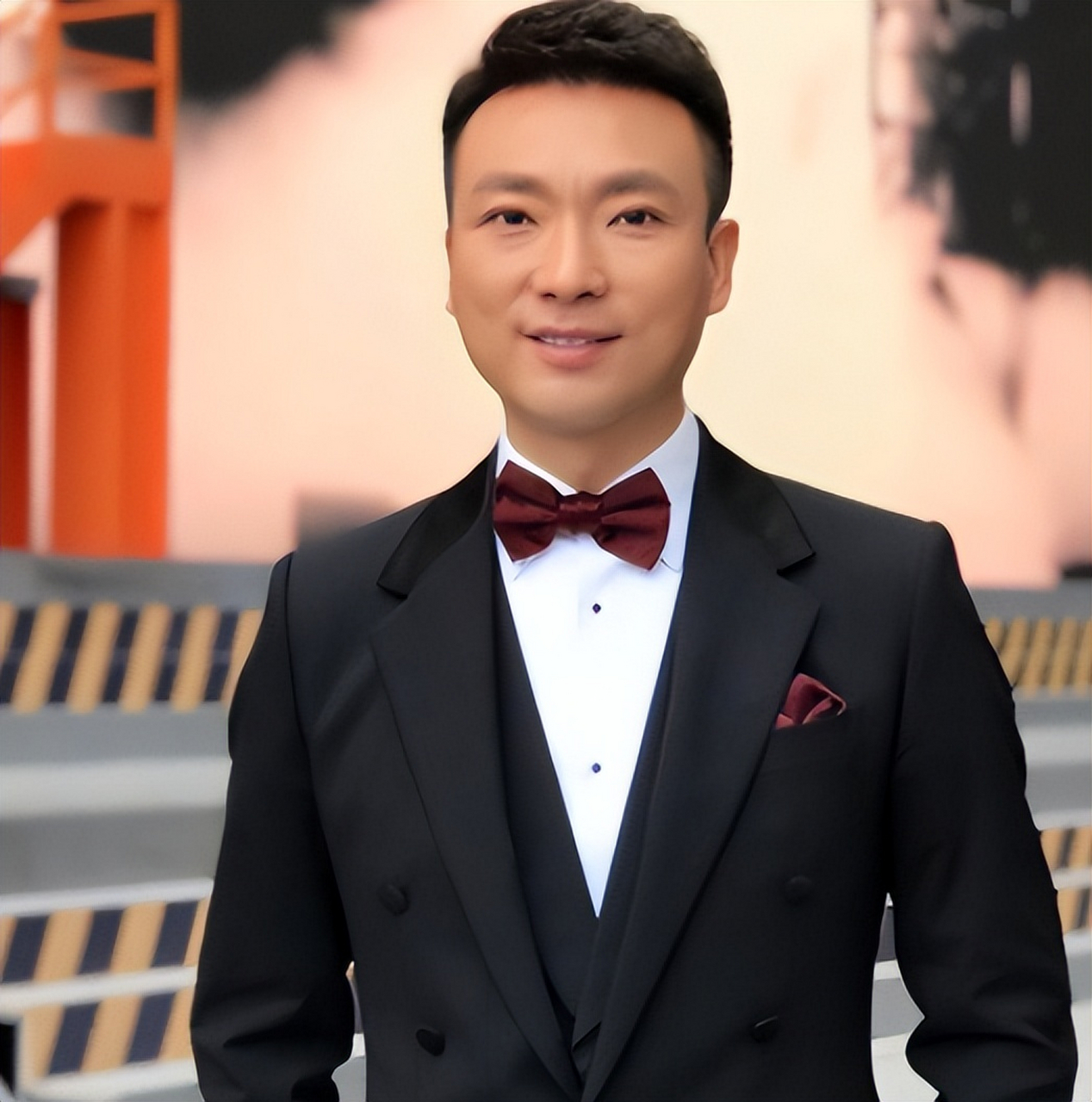 2018年,康辉的母亲在弥留之际拉着康辉的手,无比遗憾地说:"我这辈子最