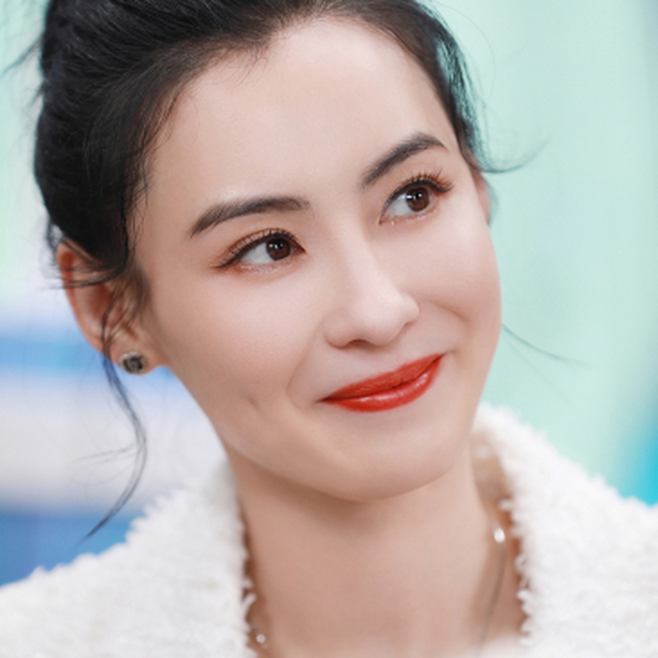 张柏芝,这位绝世美人,仿佛是时光的宠儿,岁月的梭子在她的身上似乎