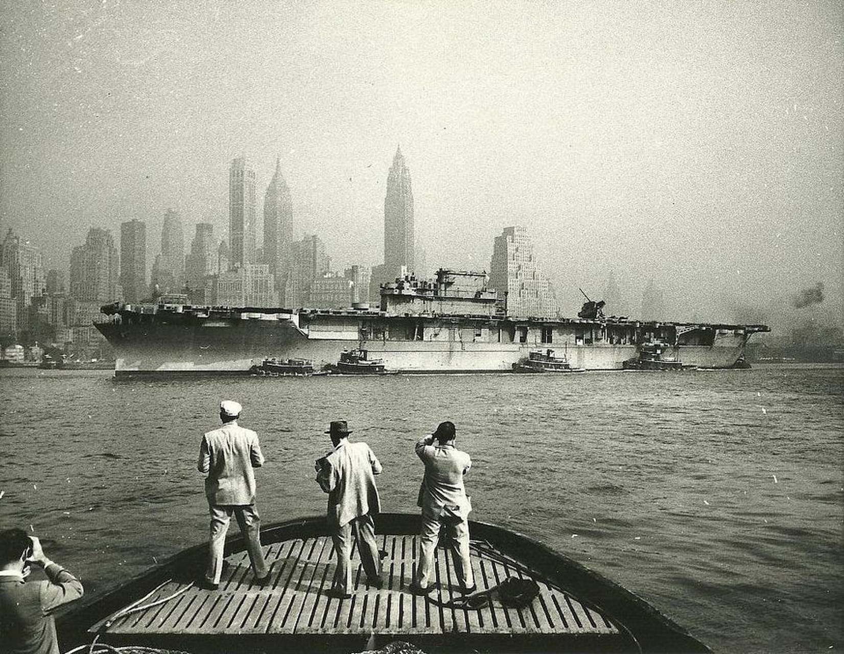 1958年8月21日,企业号航空母舰(cv-6)被拖去当做废料出售.