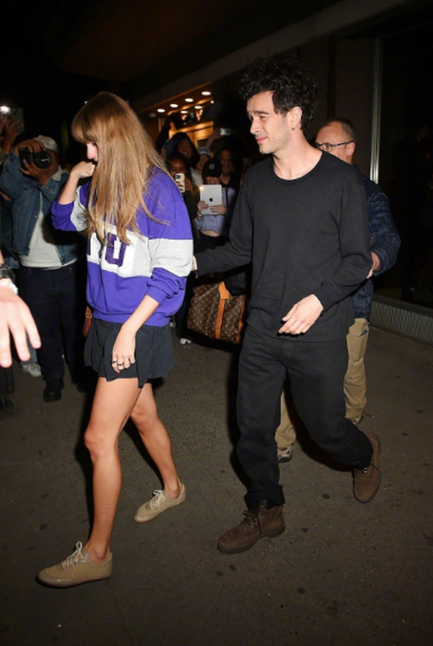 霉霉和绯闻男友the 1975乐队主唱matty healy近日一起现身街头,引发了