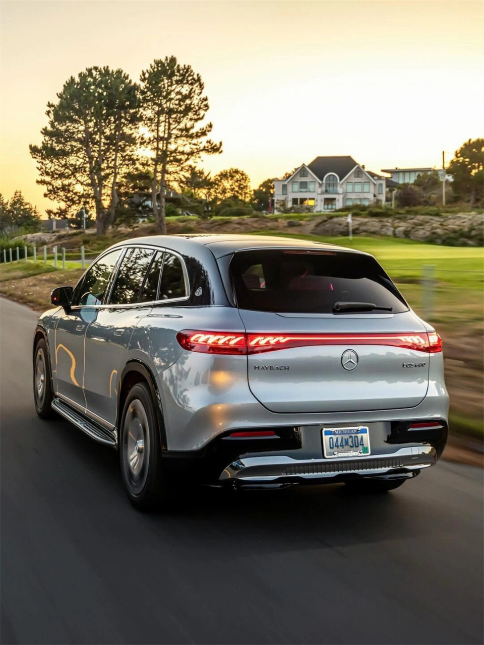 奔驰迈巴赫eqs680是一款融合了豪华,科技,环保与安全于一体的纯电动