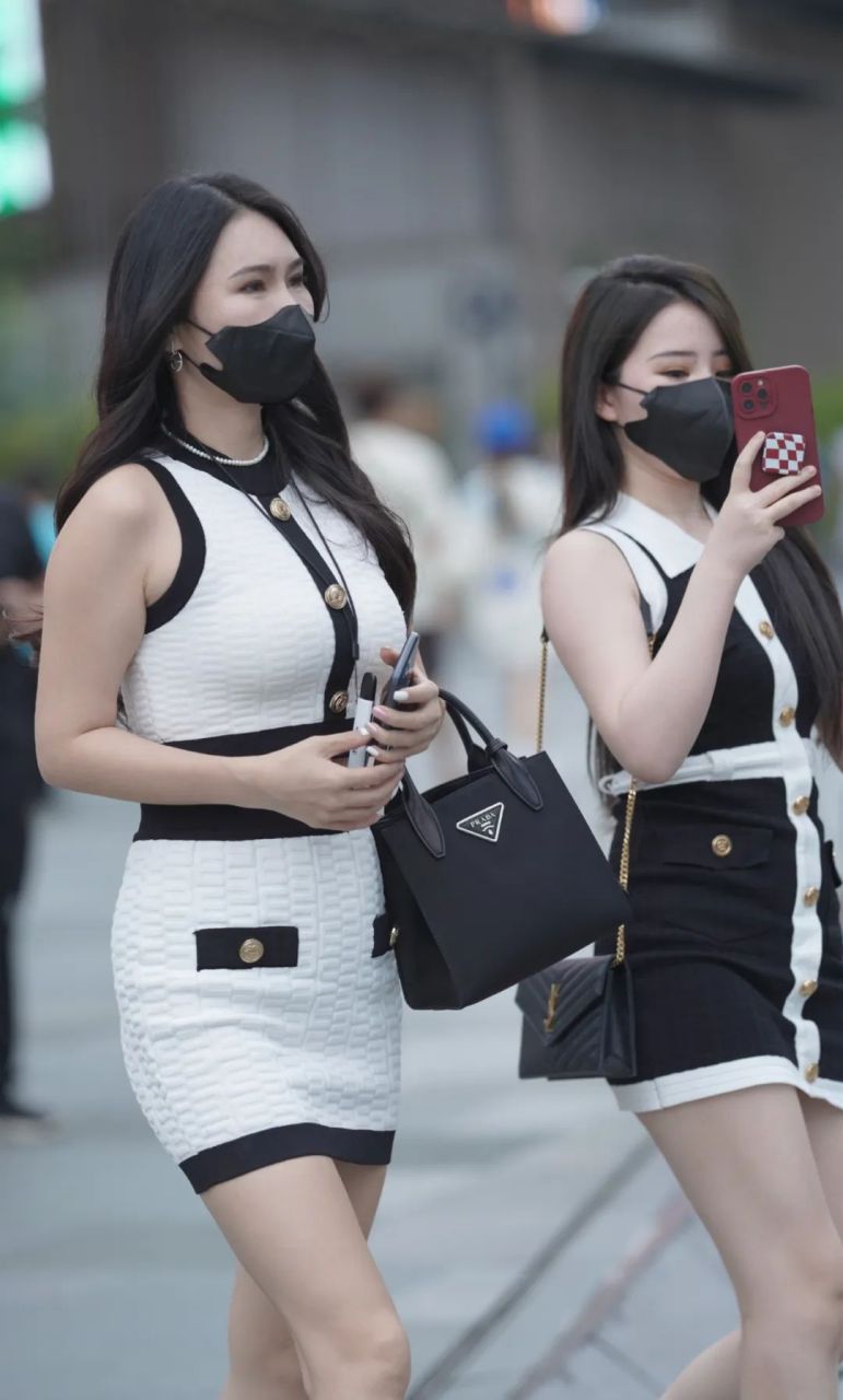 街拍丨高跟凉鞋包臀裙酷似双胞胎的东莞口罩美女姐妹花#姐妹# #美女