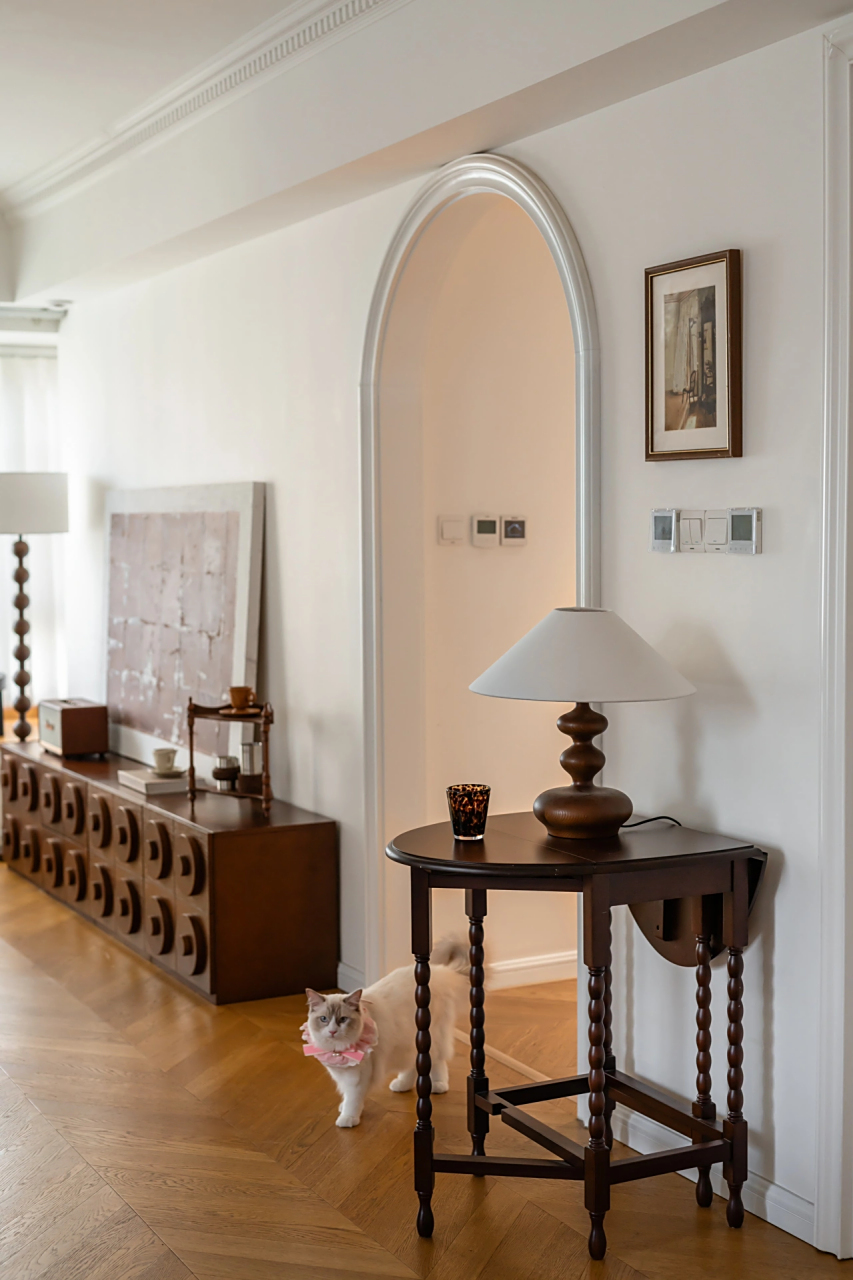 中古色系法式复古风客厅装修,是可以宅到天荒地老的家,自动松弛感