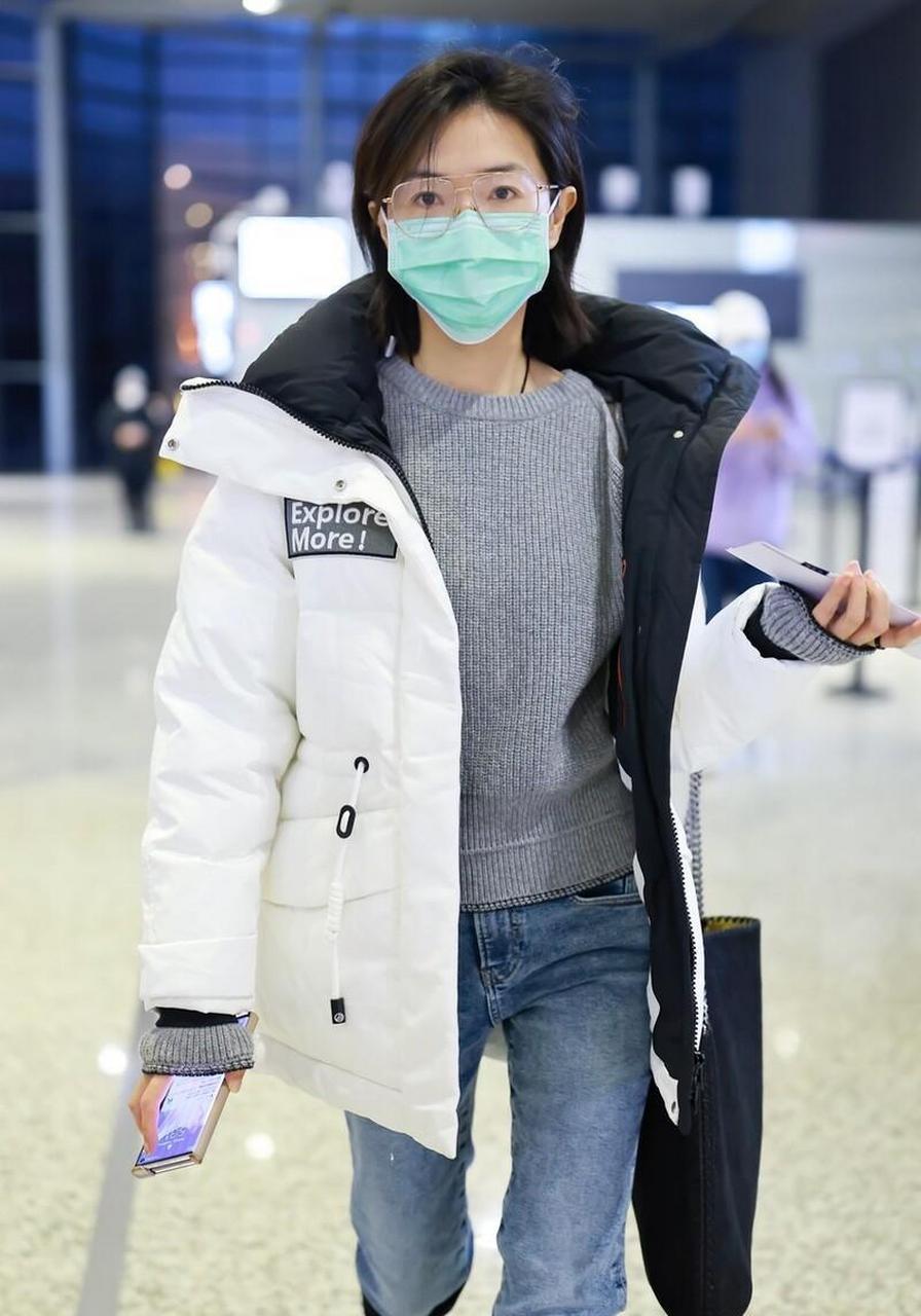 万茜机场街拍,白色羽绒服 牛仔裤 过膝靴 灰色毛衣时尚简约[比心]