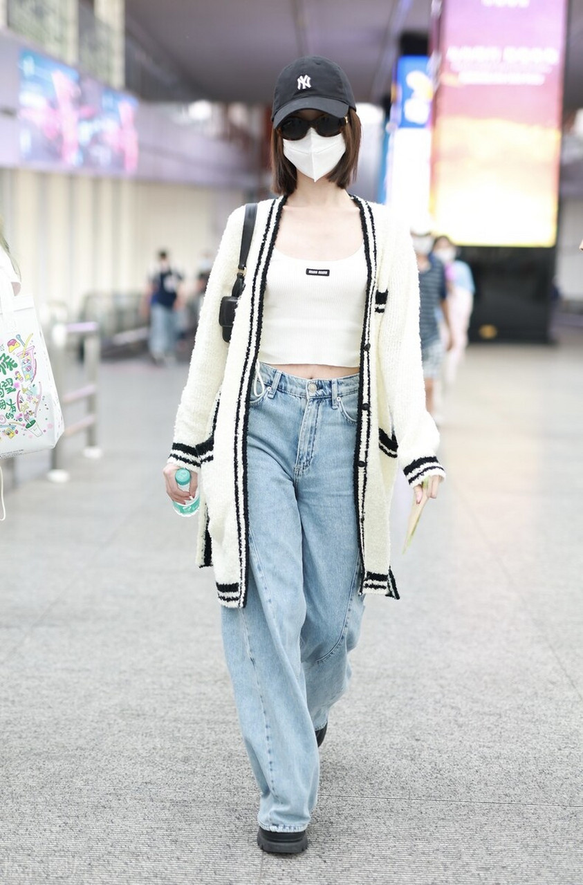 毛晓彤机场街拍,白色针织开衫搭配吊带小背心,牛仔裤棒球帽,清新时尚!