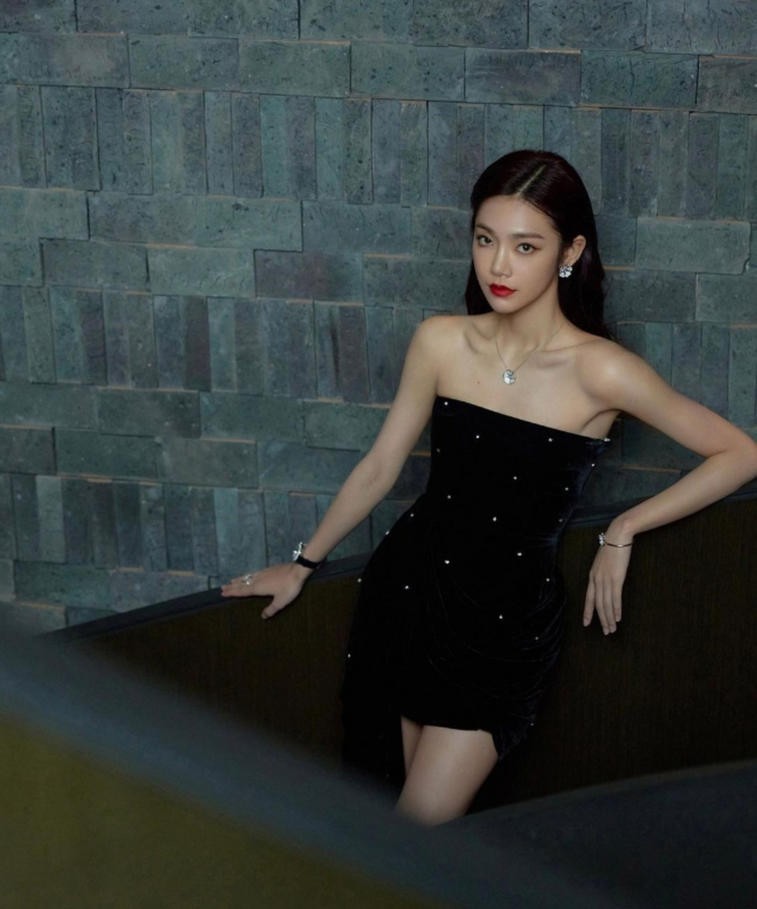 冷艳优雅,妩媚动人的#曾可妮# 肌肤胜雪,身材妖娆,丰满傲人的事业线