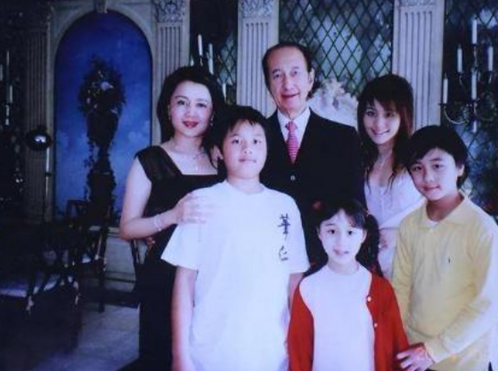 童年时期的何超欣挺好看的呀,何超盈当时也是颜值巅峰