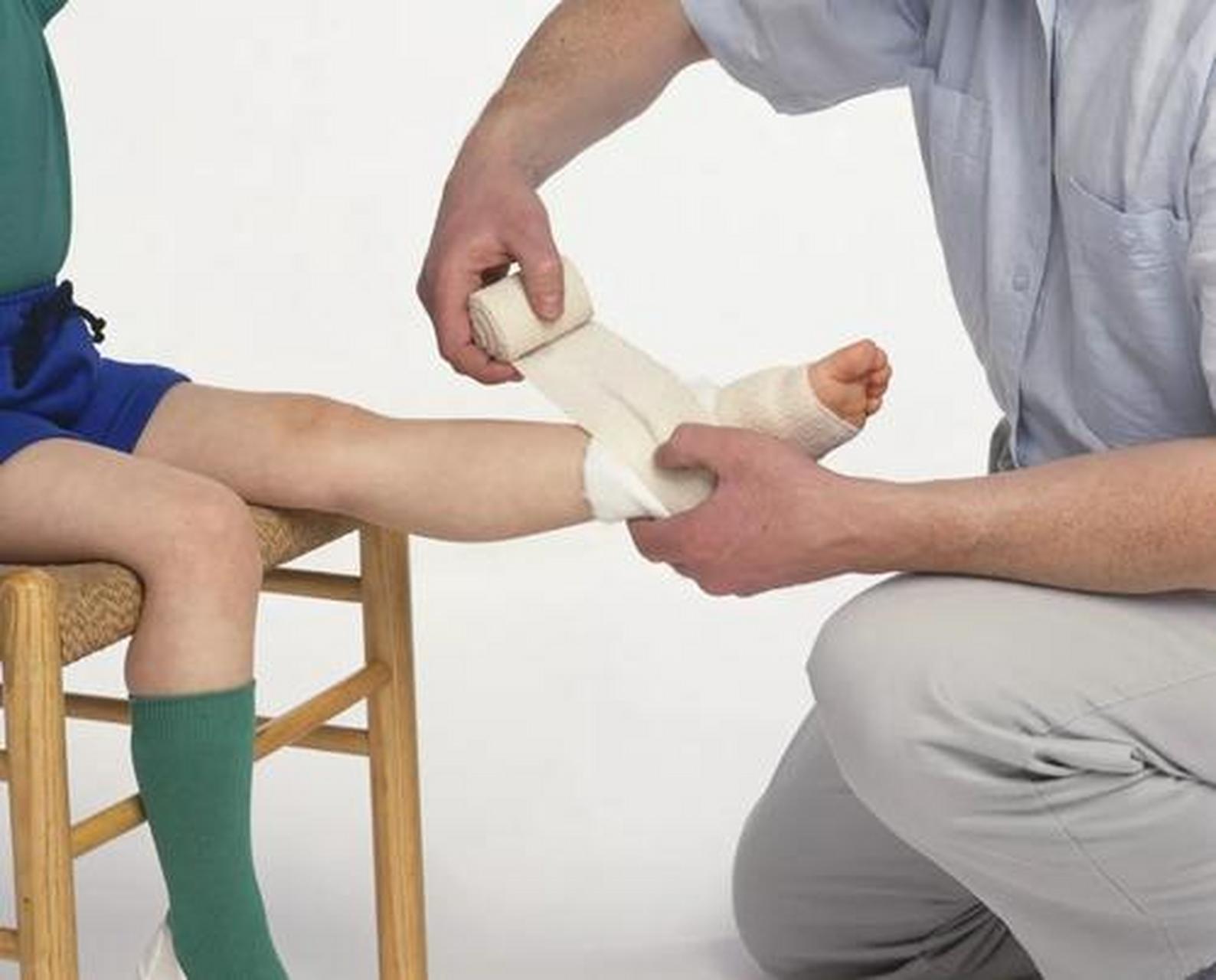 育儿经验——,当宝宝发生骨折,应立刻用纸板或毛巾,丝巾等将患处固定