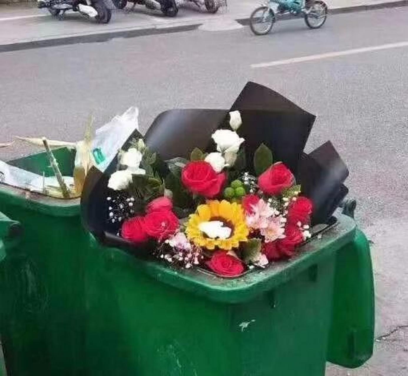 鲜花扔进垃圾桶图片图片