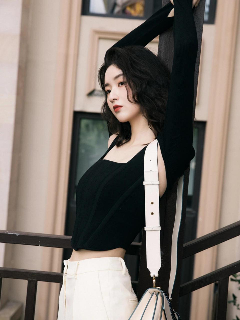 对王玉雯的印象始于少年派里的乖 乖校花邓小琪,平时观察她的私服风