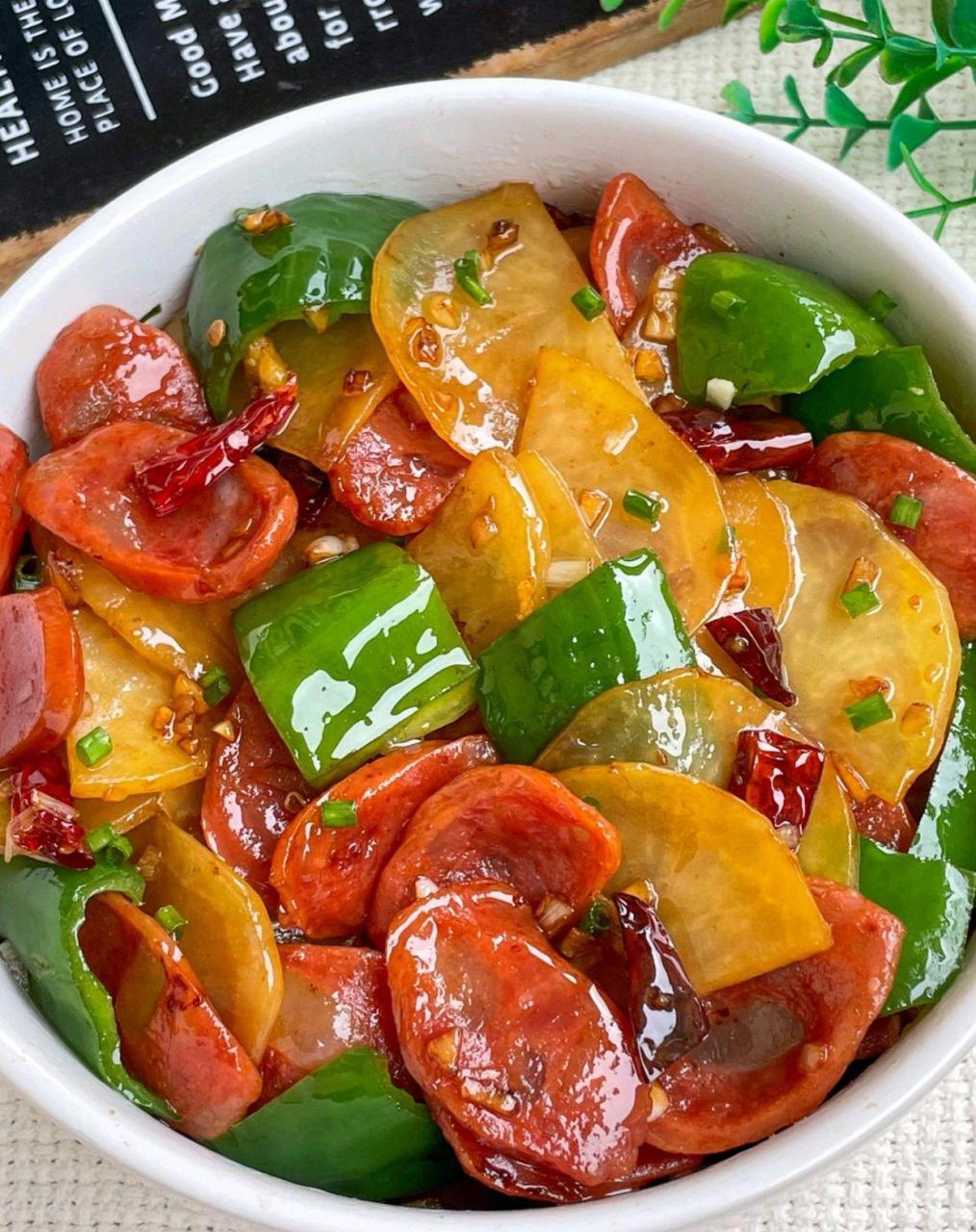 巨下饭好吃7515青椒腊肠炒土豆片7515简单易学[鸡蛋]哈喽