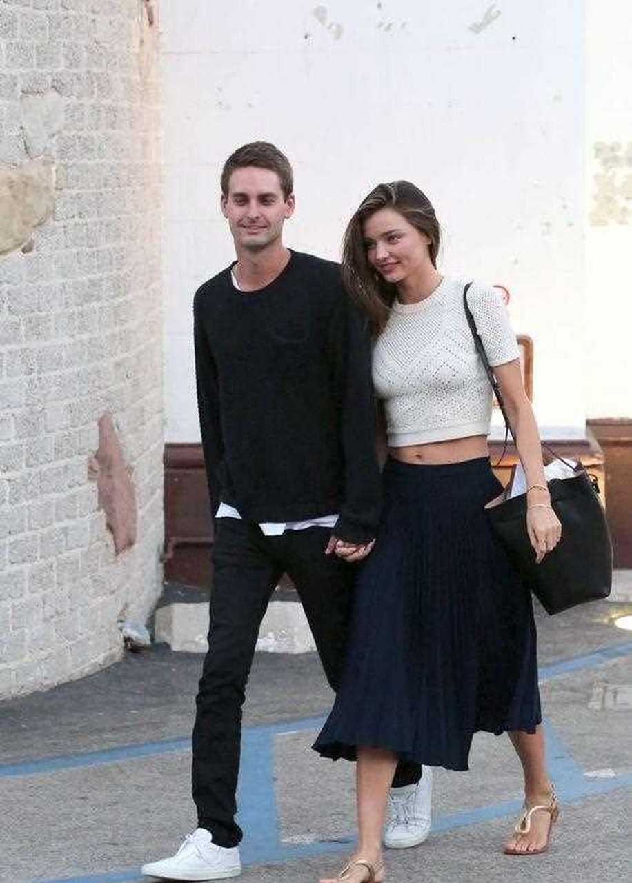 米兰达可儿和富豪老公亮相的时候,两人颜值都挺高,而且对视很有爱.