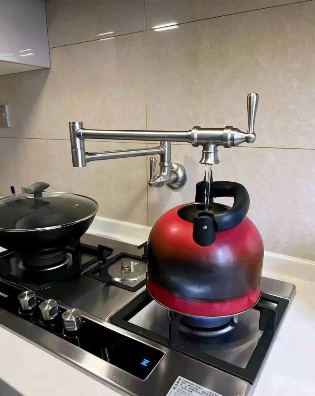 好家伙,厨房灶台配有水龙头,可以直接往锅里加水.