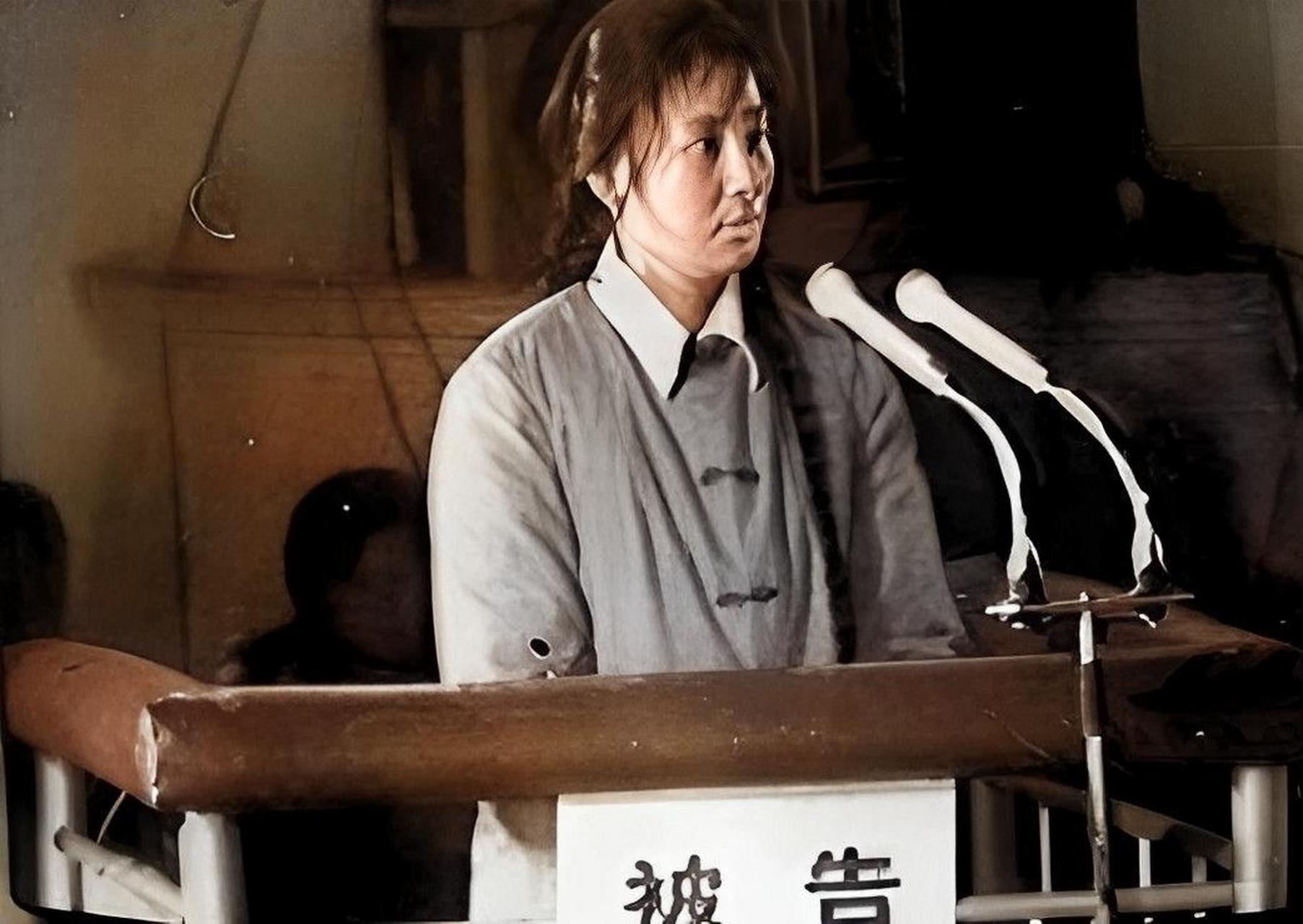 这是因为在1972年,蒋爱珍在新疆部队农场工作时表现积极,后来转到医院