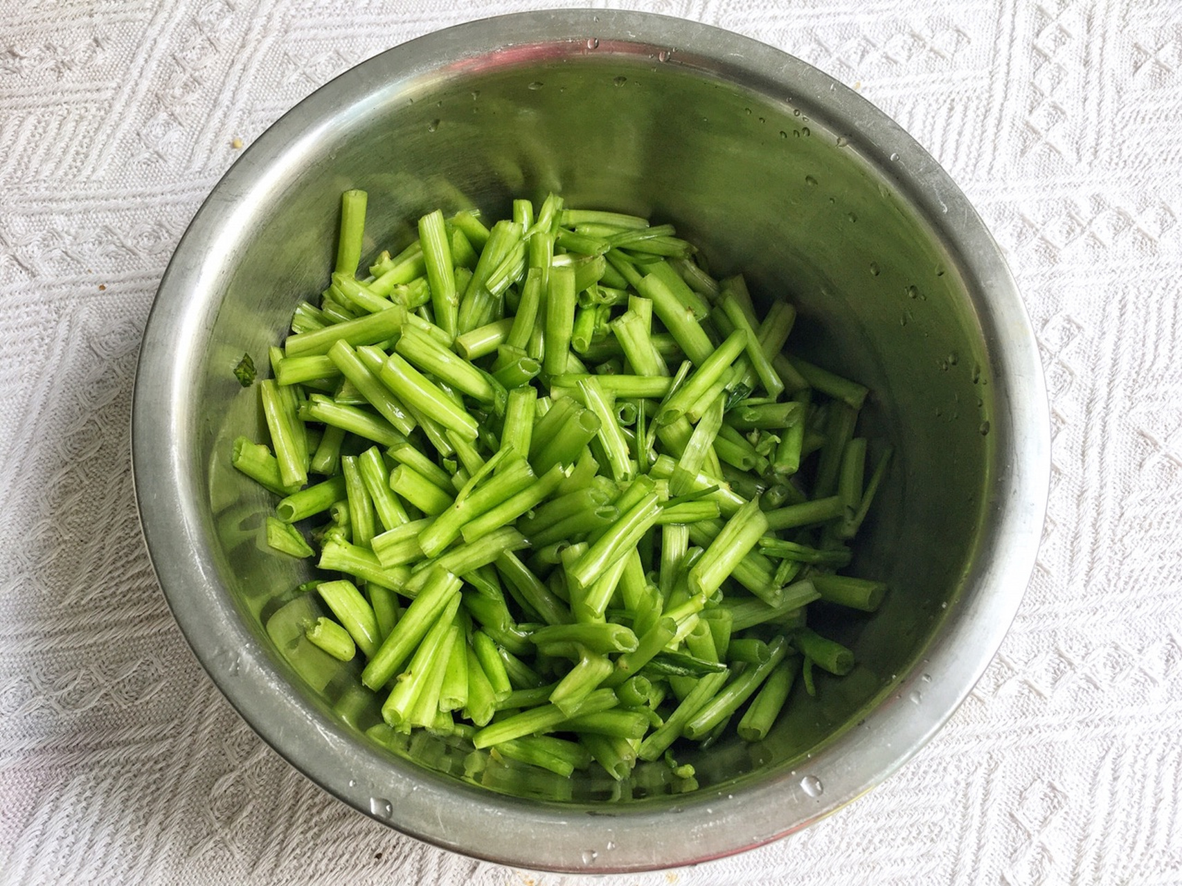 爆炒空心菜梗 空心菜,最常见的做法莫过于菜叶和菜梗一起摘成小段,再