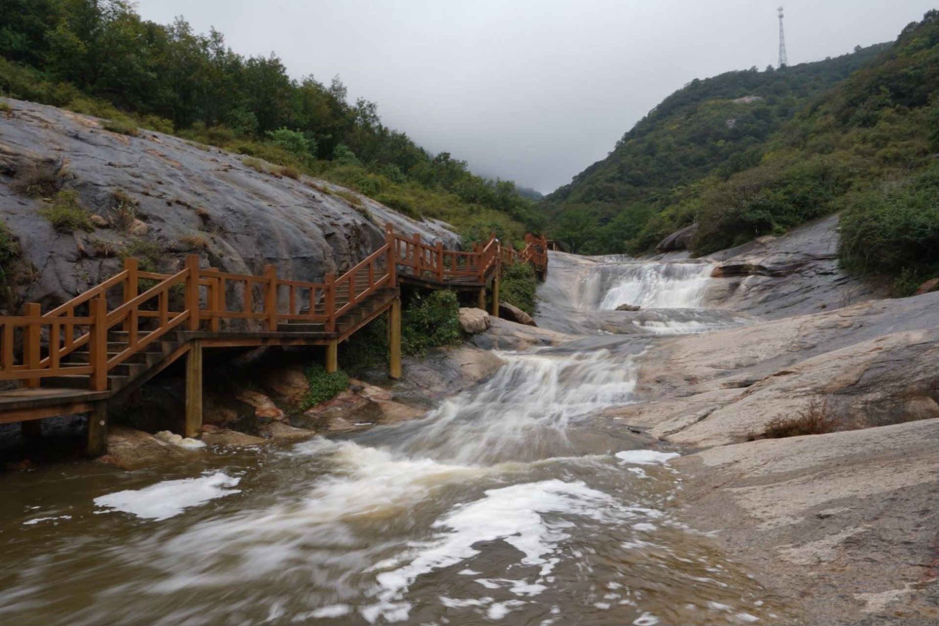 七十二潭景区位于河南南阳,这里有清澈的河水,巨石和森林,形成了一个