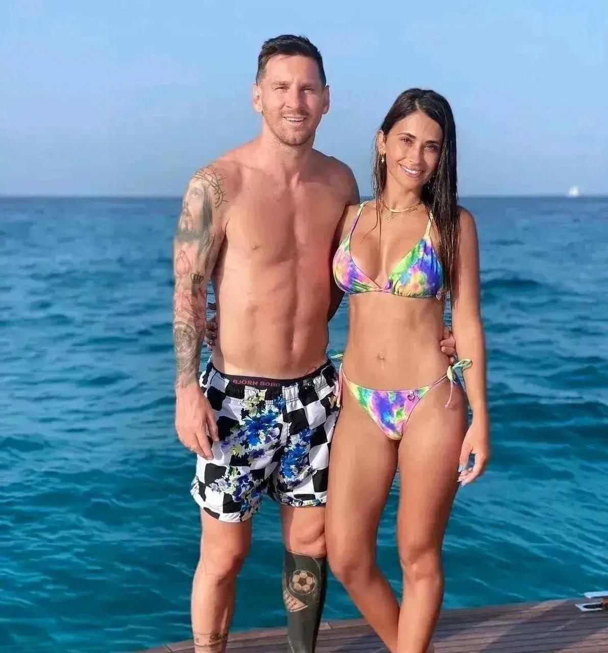 阿根廷夺得世界杯冠军后,梅西和妻子安东内拉在海边度假时的合影.