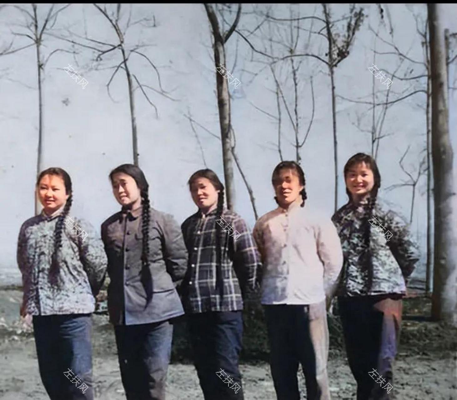 上世纪70年代初,长辫子成为了女孩们的时尚标志.