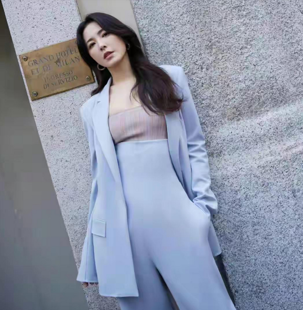 曾黎一身浅蓝色套装,大气时髦,干练利落,"藏胃裤"好显比例