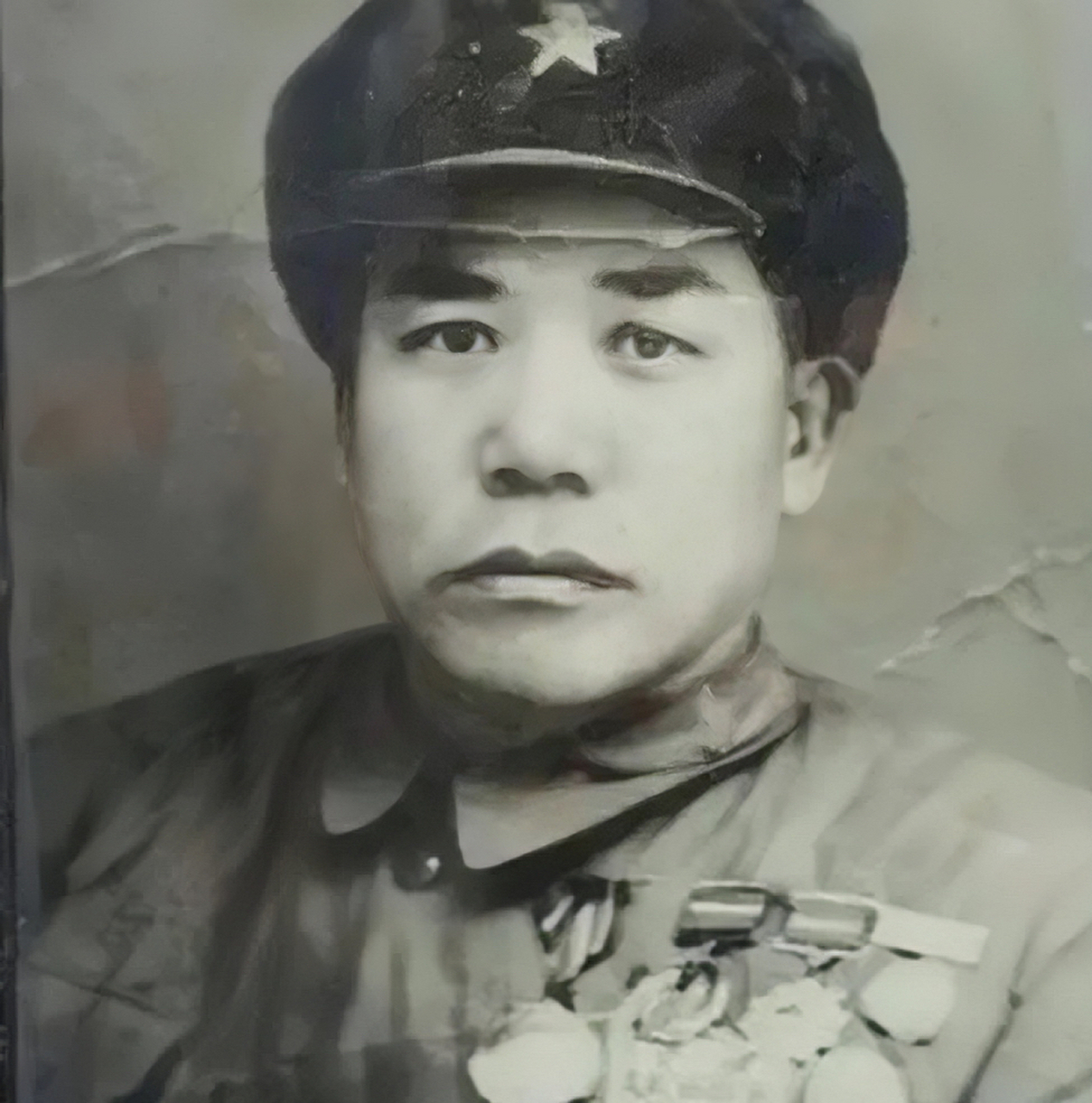 他是号称"军中吕布"的吕俊生,身高1米92,体重两百多磅,一人单挑27名