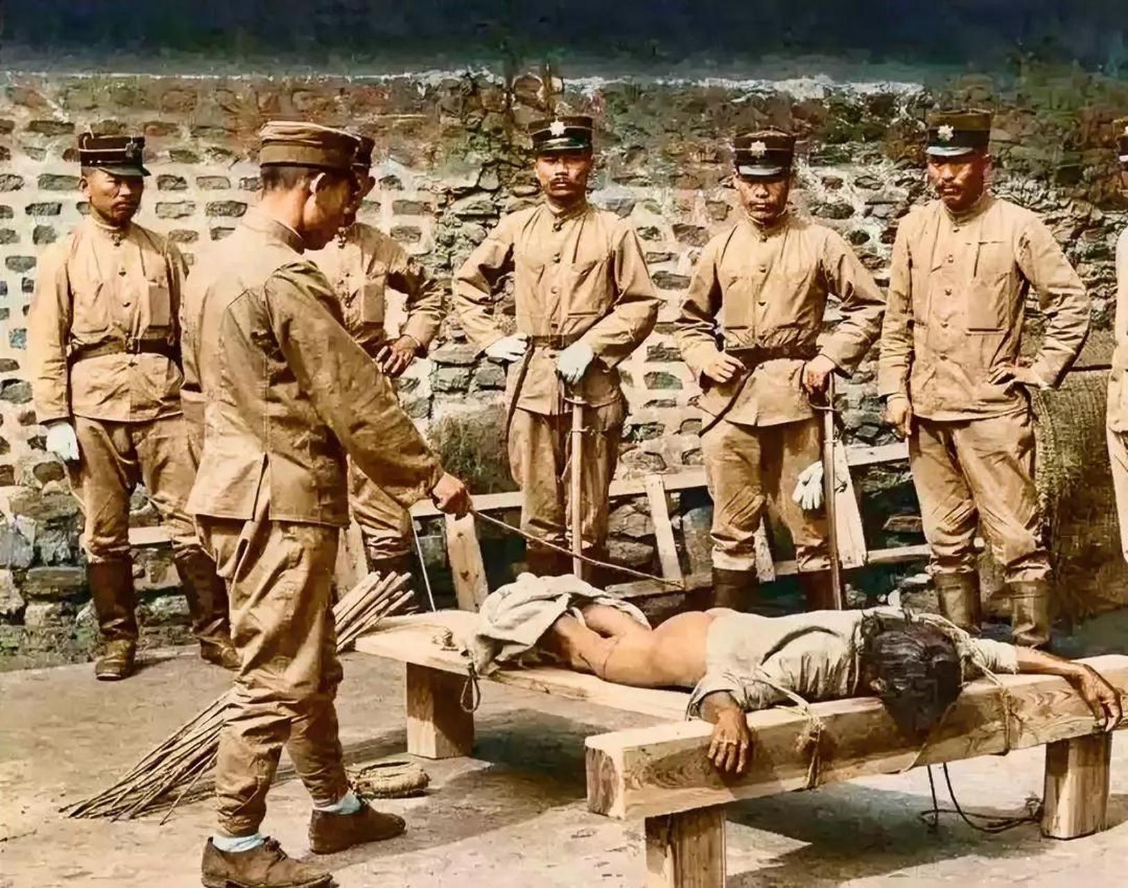 在特制的丁字型的木架子上,这个刑具就是小鬼子专门为女性量身定作的