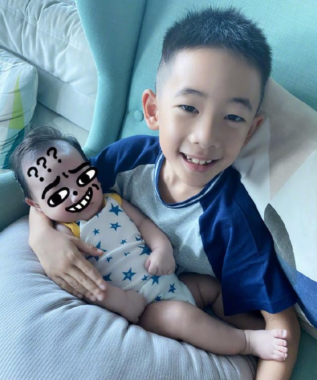 jasper抱着弟弟憨笑,hoho似乎不太愿意,估计是哥哥抱得不太舒服吧.