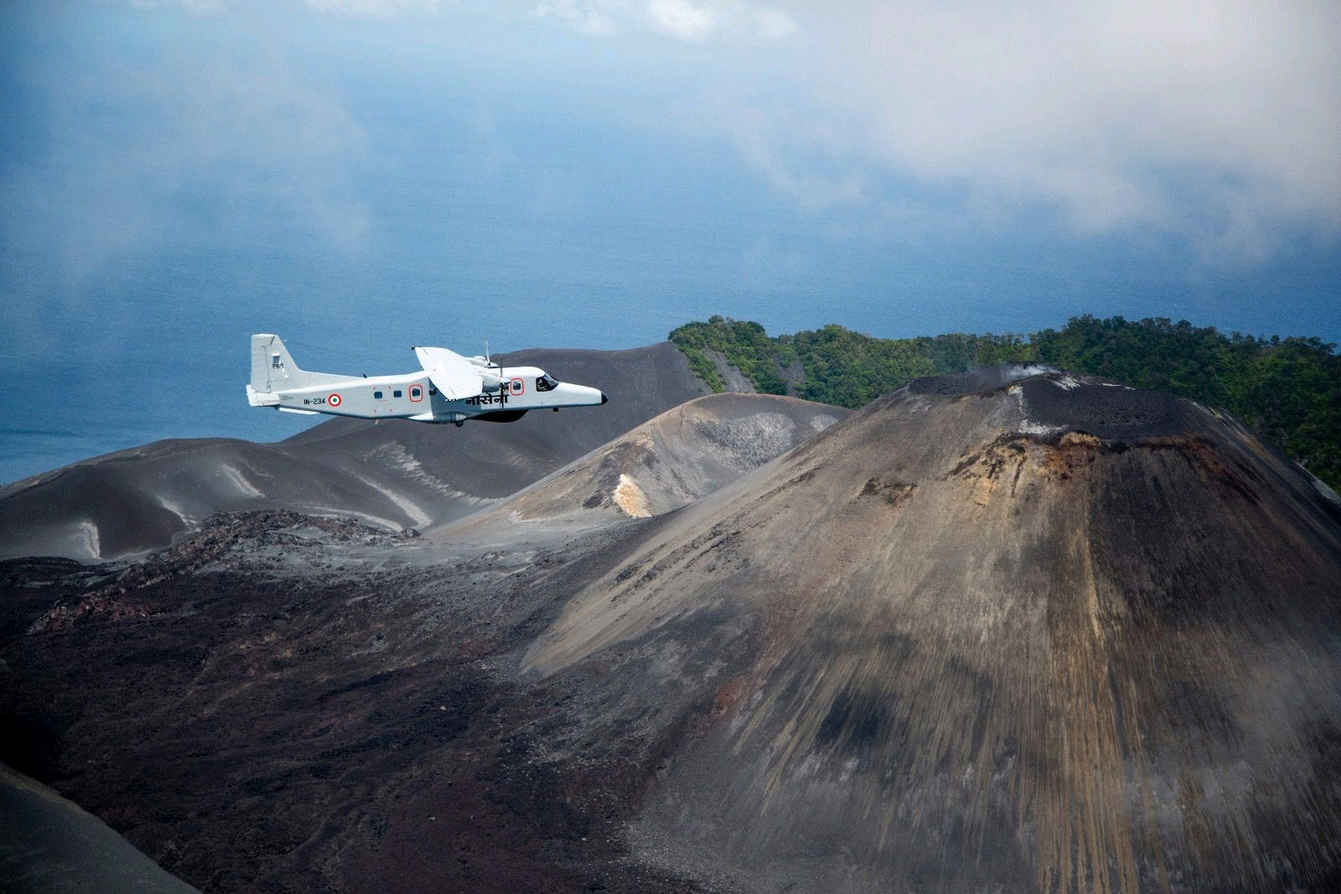 印度海军的多尼尔飞机在印度唯一的活火山——巴伦岛上空飞行.