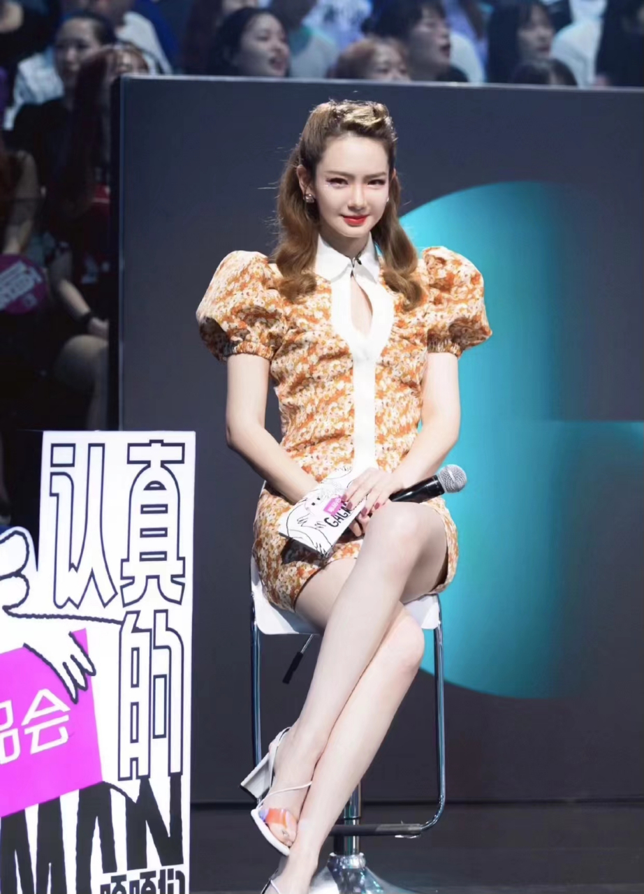 戚薇不经意间展示自己的美腿,美女的腿又细又长,娱乐圈长腿战士又多了