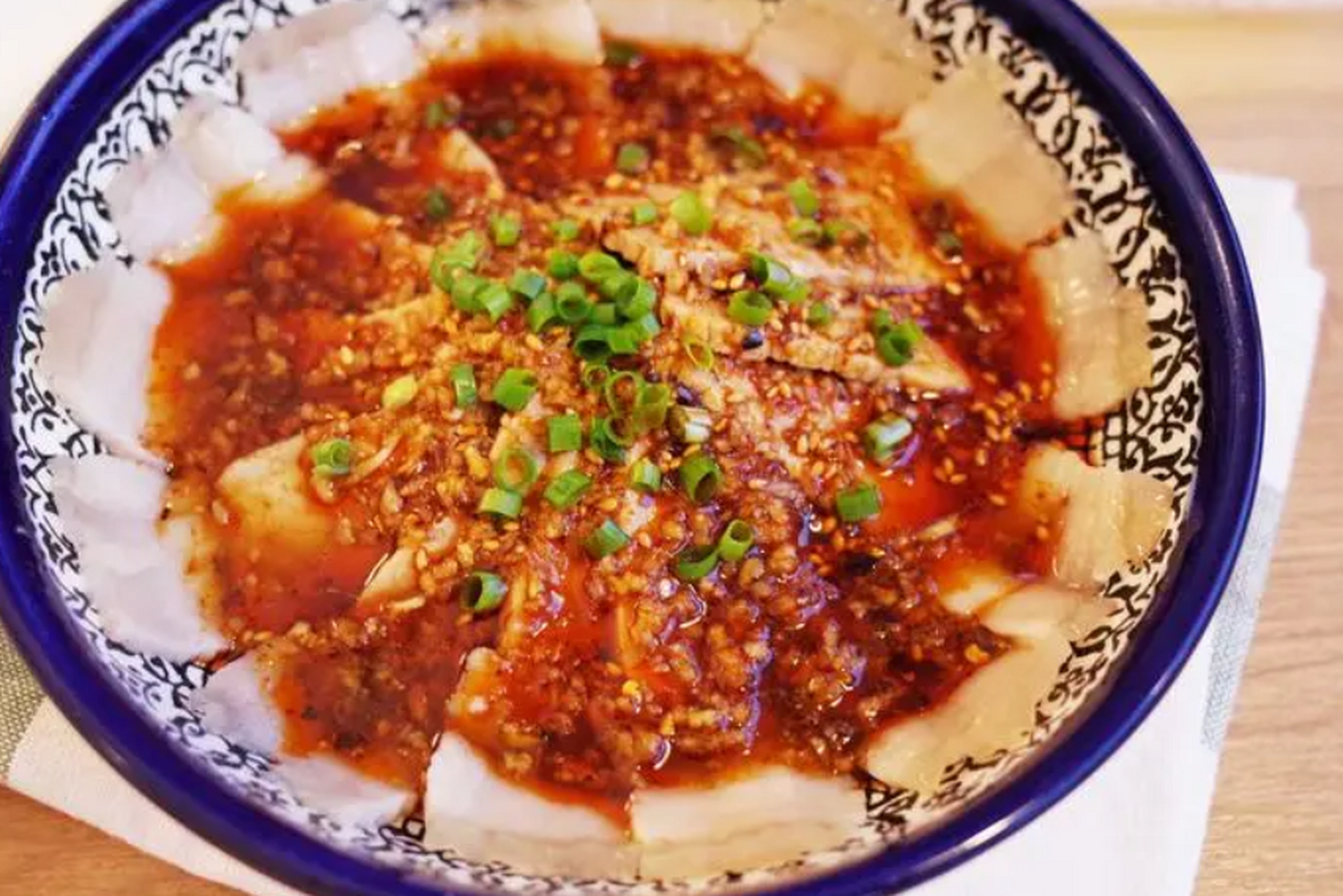 重逢巴蜀# 蒜泥白肉是一道浓厚的传统川菜,是四川地区非常有名的特 