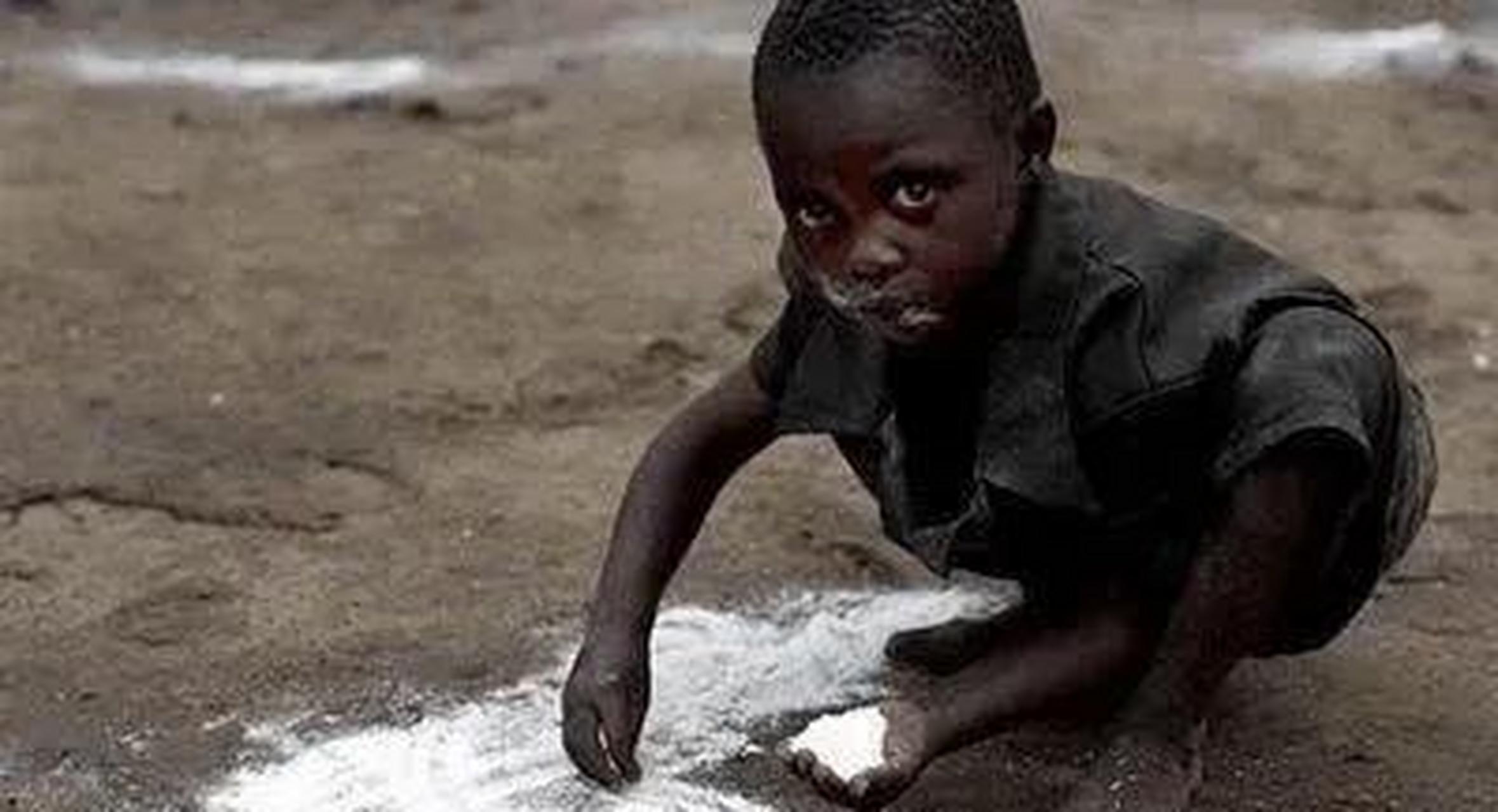 百家号星火计划# 这个饥饿的非洲男孩正从地上抓起什么东西吃?