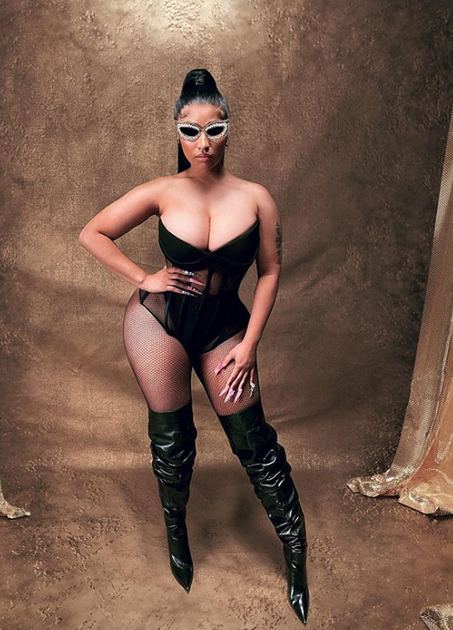 日前,美国歌手麻辣鸡nicki minaj最新写真流出,估计国内的人,认识她的