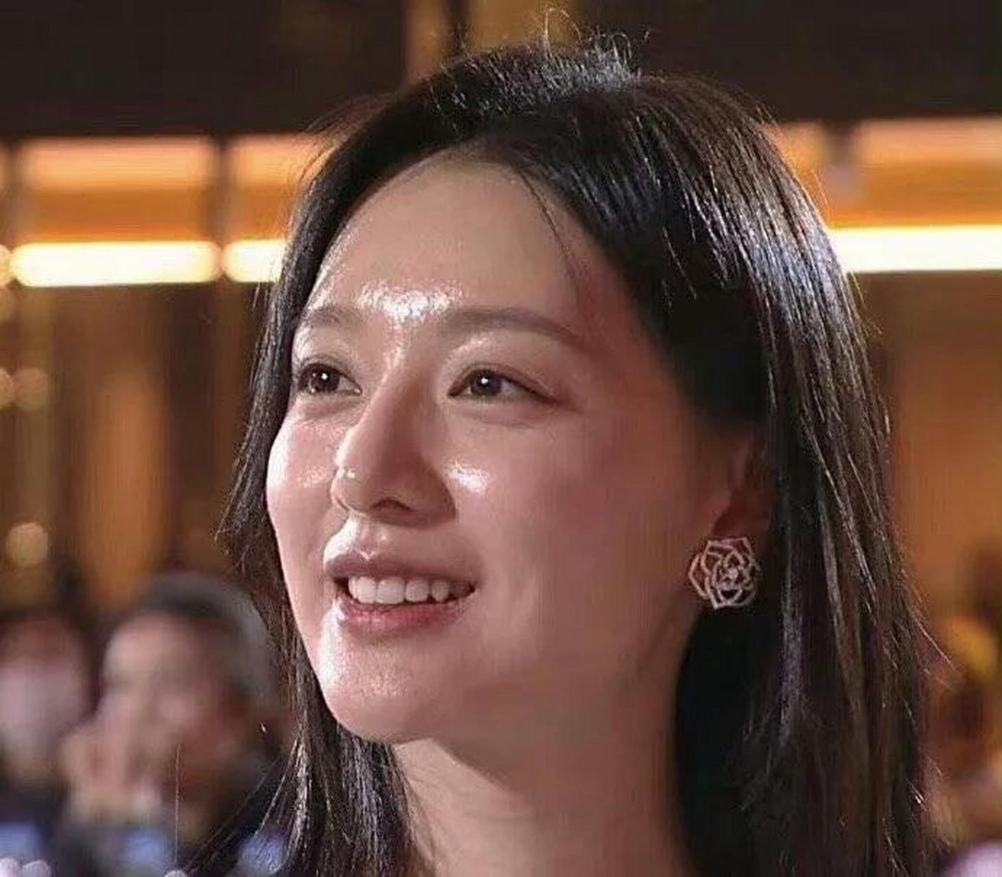 这个颁奖现场镜头一扫而过下,韩国女明星各个都是"迷人"的水光肌啊