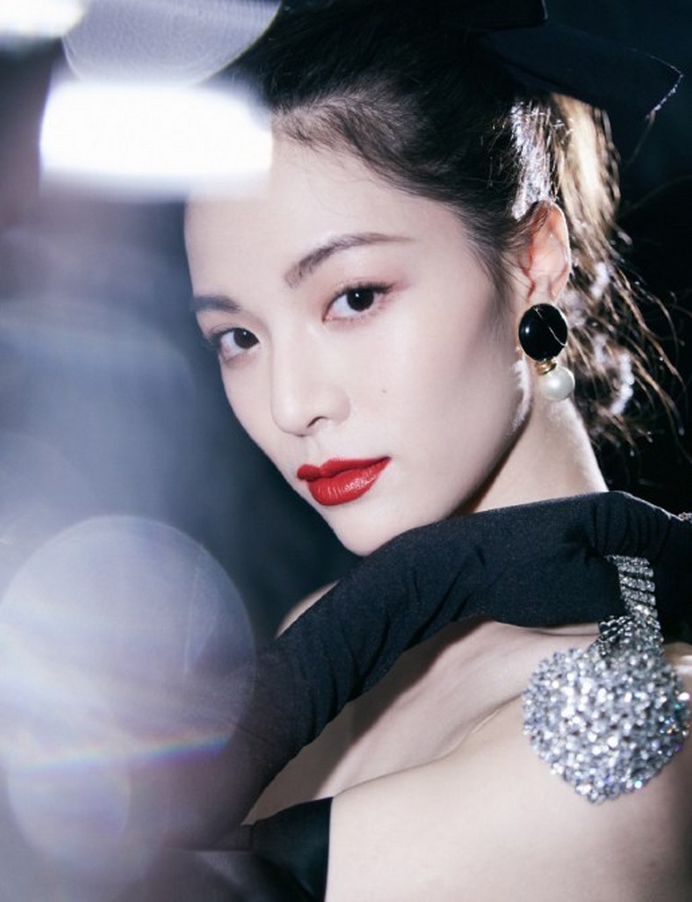 明艳动人的大美人钟楚曦,她算是浓颜系女星吧.