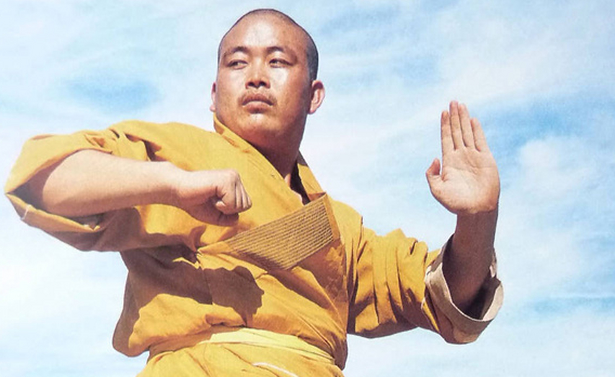 彼时少林寺门庭衰微,只有20多僧侣,而在释行正圆寂之后,释永信当上了