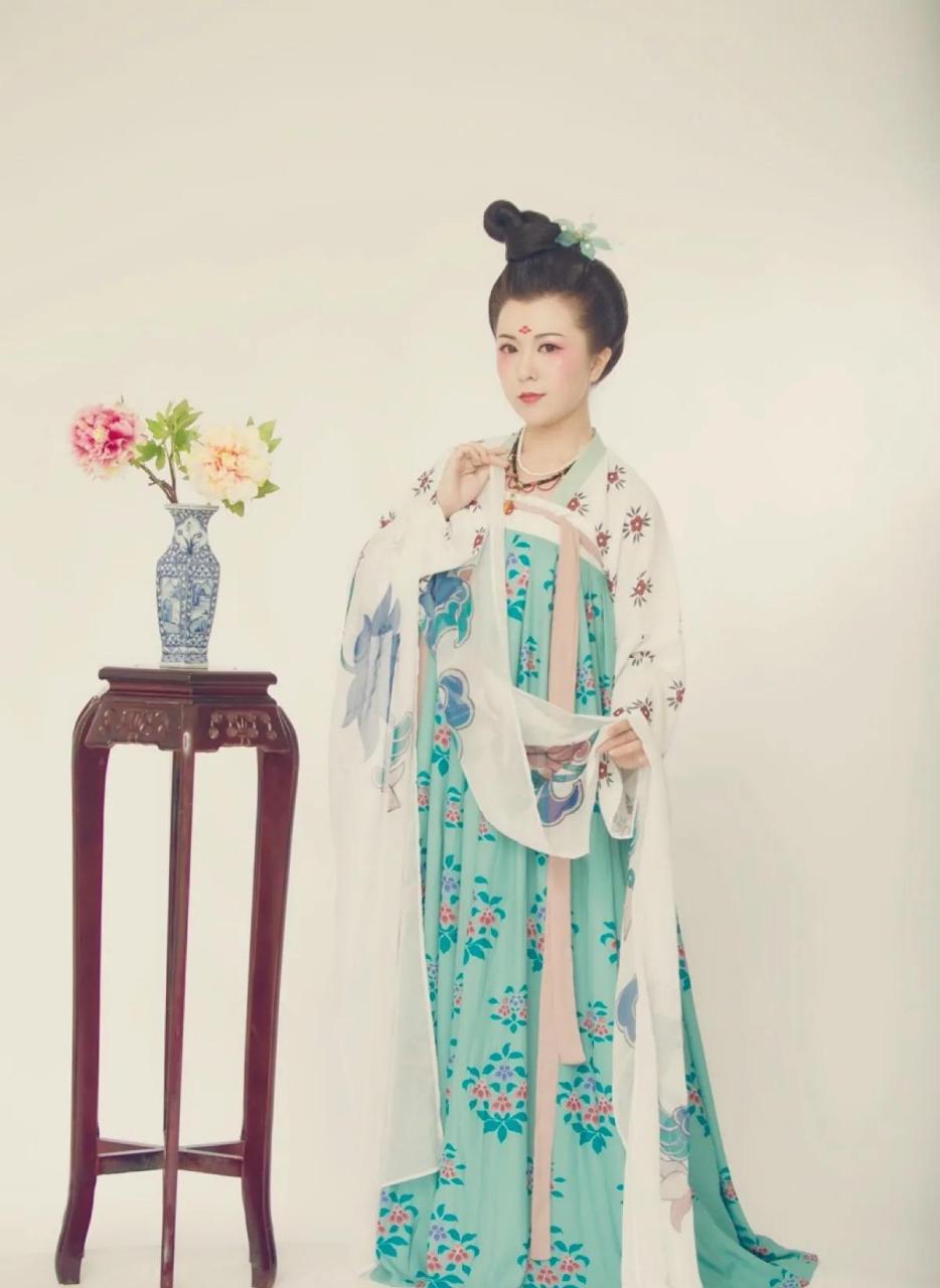 图上画着一位妇人,非常漂亮,赵颜见了,便对画家说: "人世间没有这么