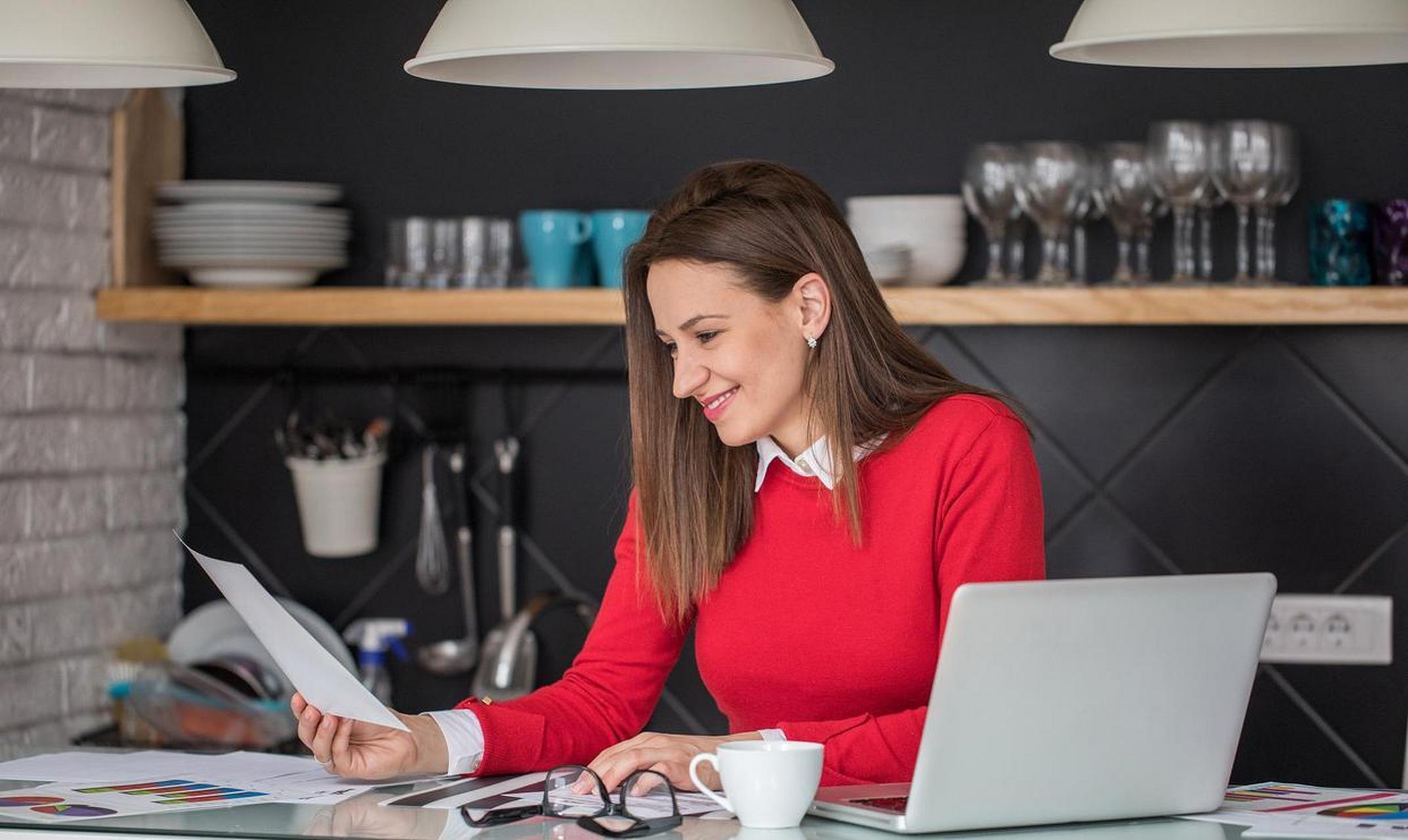 格力公司掌门人董明珠,荣登"2021中国品牌女性500强"榜首,引发各界