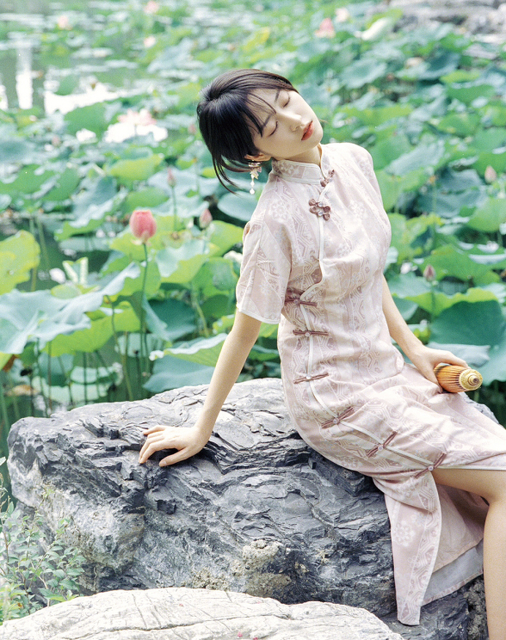 小花杨肸子的中秋旗袍装,实话说,她这旗袍并没有穿出感觉.